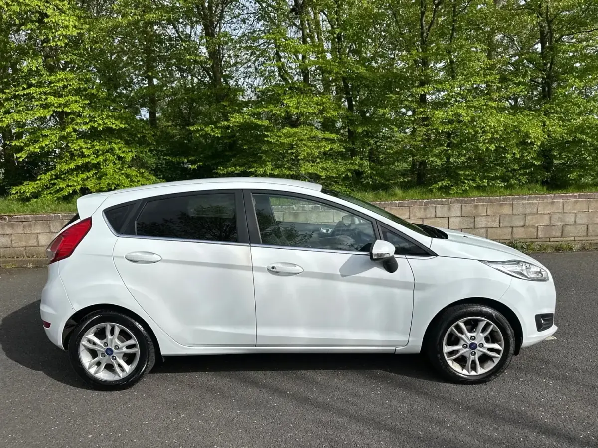 Używany Ford Fiesta Zetec 2015 Biały Hatchback