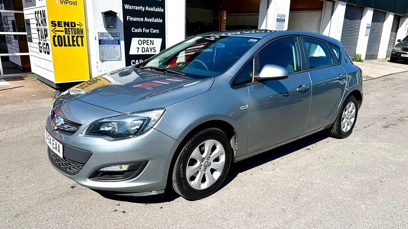 Used Vauxhall Astra Design Edition 115 HP (84 kW) 2014 Silver Hatchback