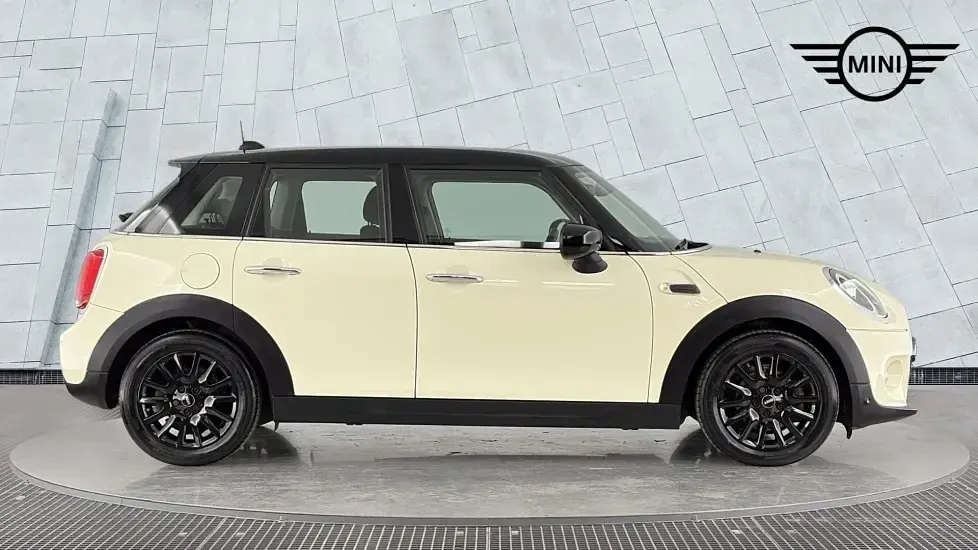 Usado Mini Cooper Classic 134 HP (98 kW) 2019 Branco Citadino