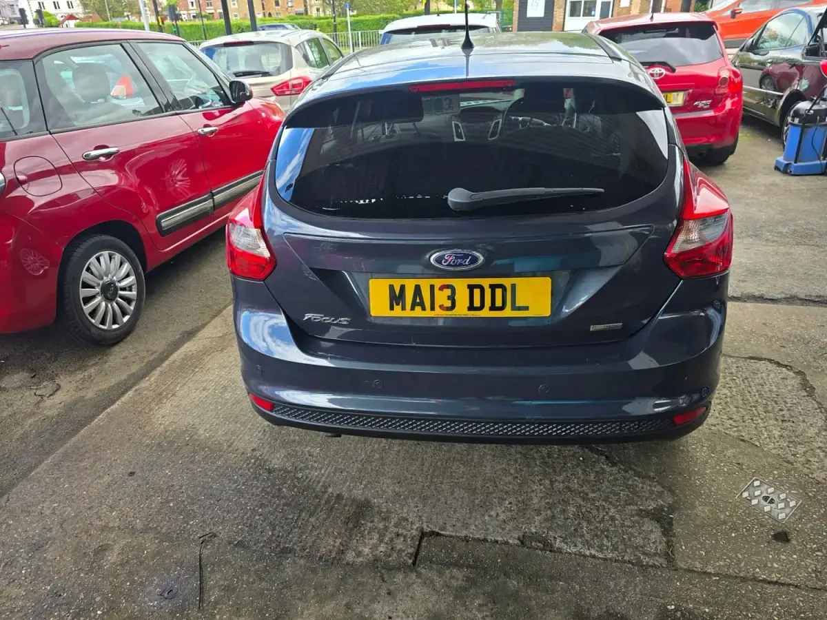 Usado Ford Focus Zetec 2013 Gris Utilitario