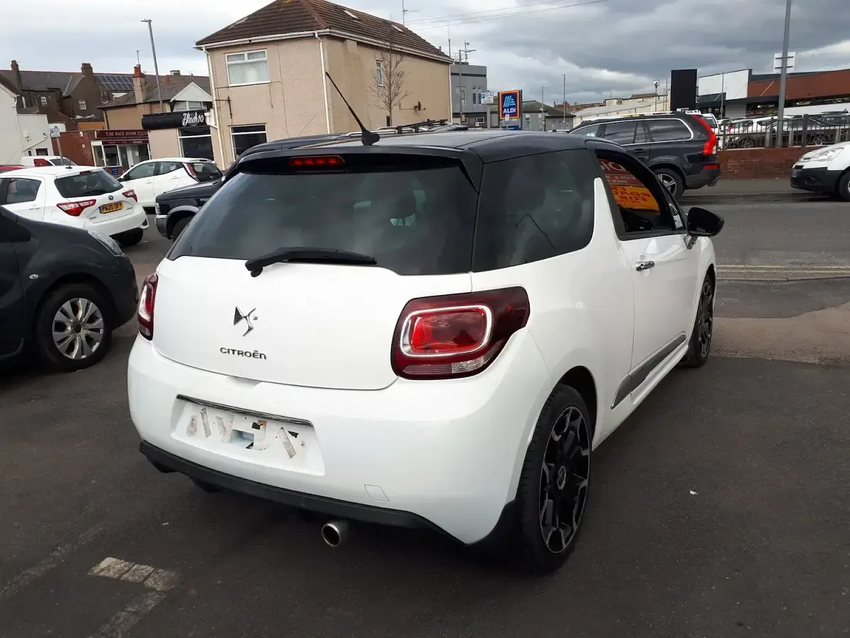 Used Citroën DS3 90 HP (66 kW) 2012 White Hatchback