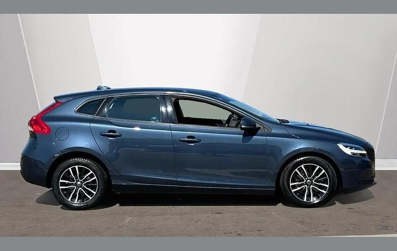 Used Volvo V40 Momentum 120 HP (88 kW) 2017 Blue Hatchback