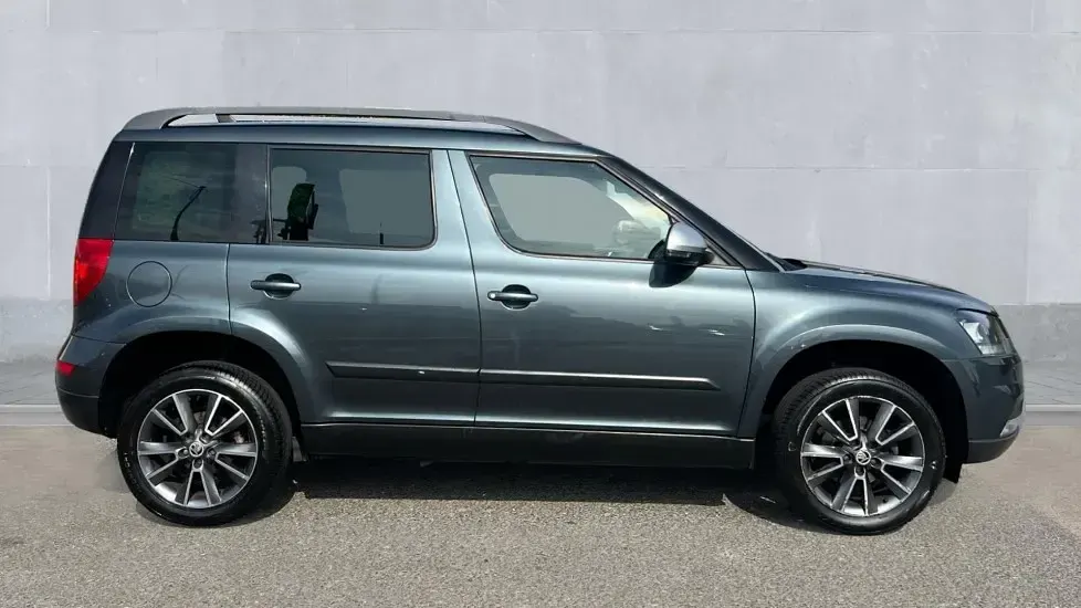 Used Skoda Yeti Outdoor SE Drive 110 HP (80 kW) 2017 Quartz grey metallic SUV