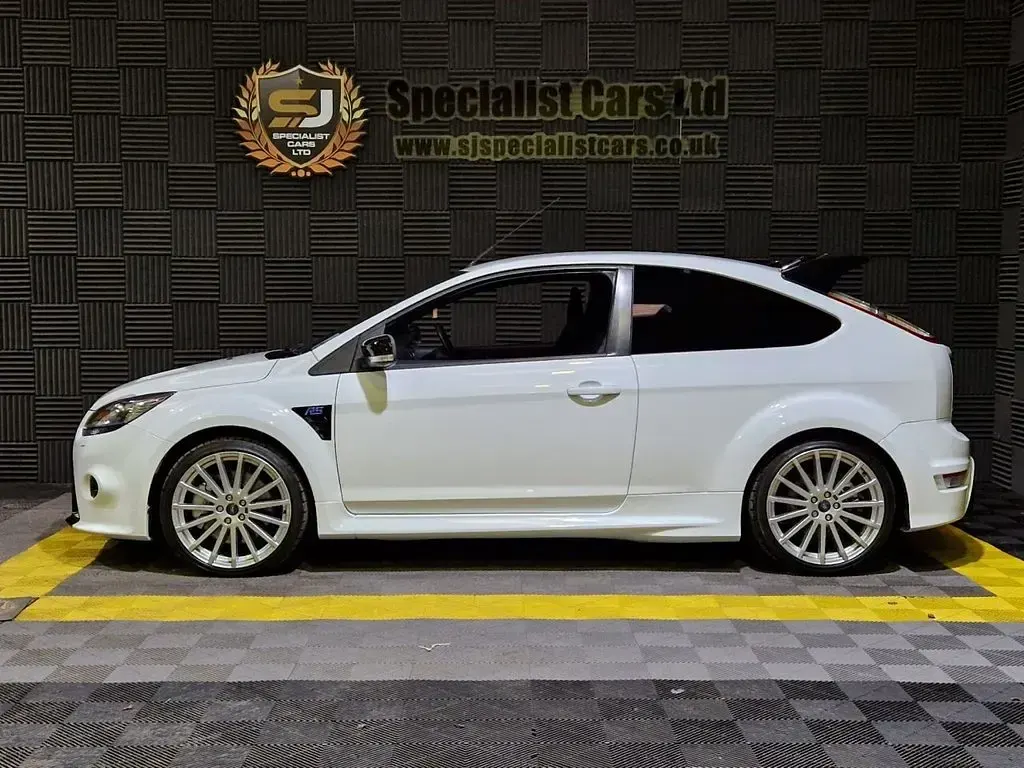 Used Ford Focus RS 301 HP (221 kW) 2009 White Hatchback