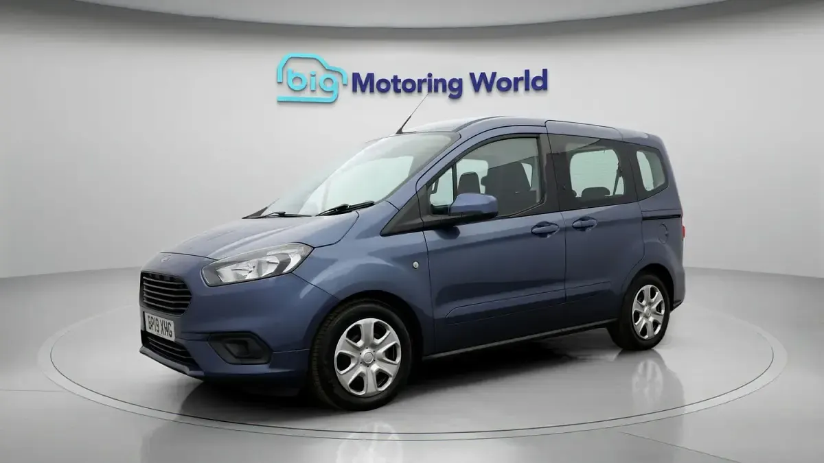 Usado Ford Tourneo Courier Zetec 100 CV (73 kW) 2019 Azul Monovolumen