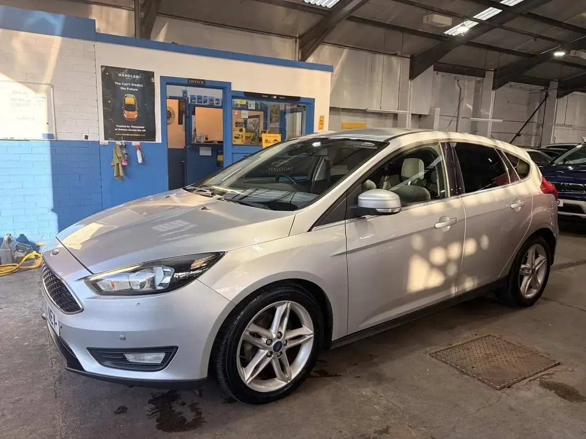 Used Ford Focus Zetec 120 HP (88 kW) 2015 Silver Hatchback
