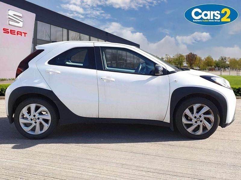 Used Toyota Aygo X PURE 72 HP (52 kW) 2023 White SUV