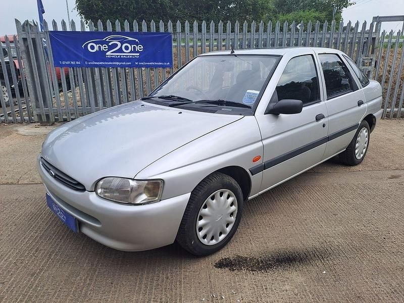 Silver Used 1996 Ford Escort Limited Hatchback | £1,000 - Image 1/4