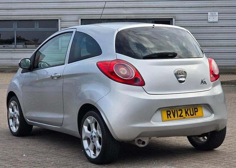 Begagnad Ford Ka Titanium 2012 Silver Halvkombi