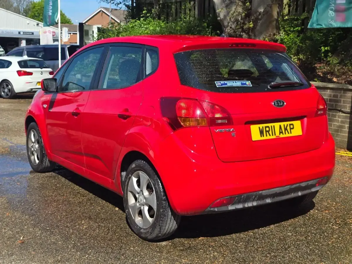 Second-hand Kia Venga 90 CP (66 kW) 2011 Roșu Hatchback