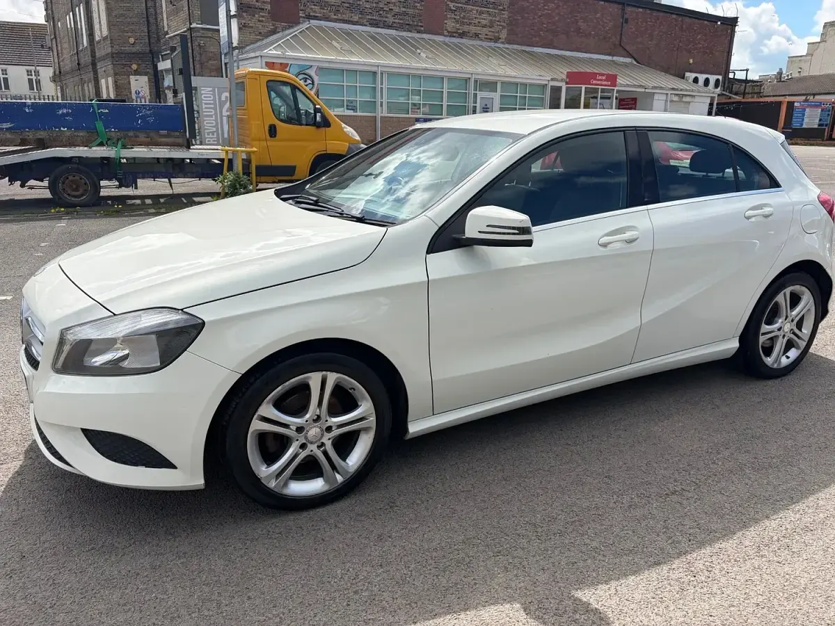 Used Mercedes A180 Sport Edition 109 HP (80 kW) 2015 White Hatchback