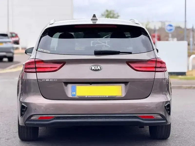 Usado Kia Ceed 136 HP (100 kW) 2019 Castanho Citadino
