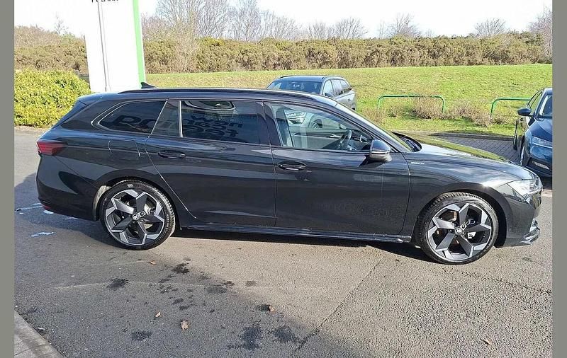 Nouă Skoda Superb SportLine 150 CP (110 kW) 2025 Negru Break