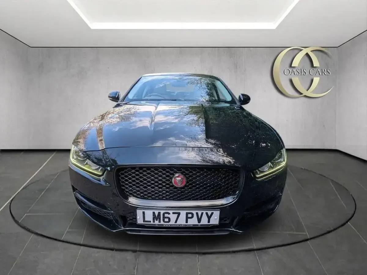 Używany Jaguar XE Portfolio 200 KM (147 kW) 2017 Czarny Sedan/Limuzyna