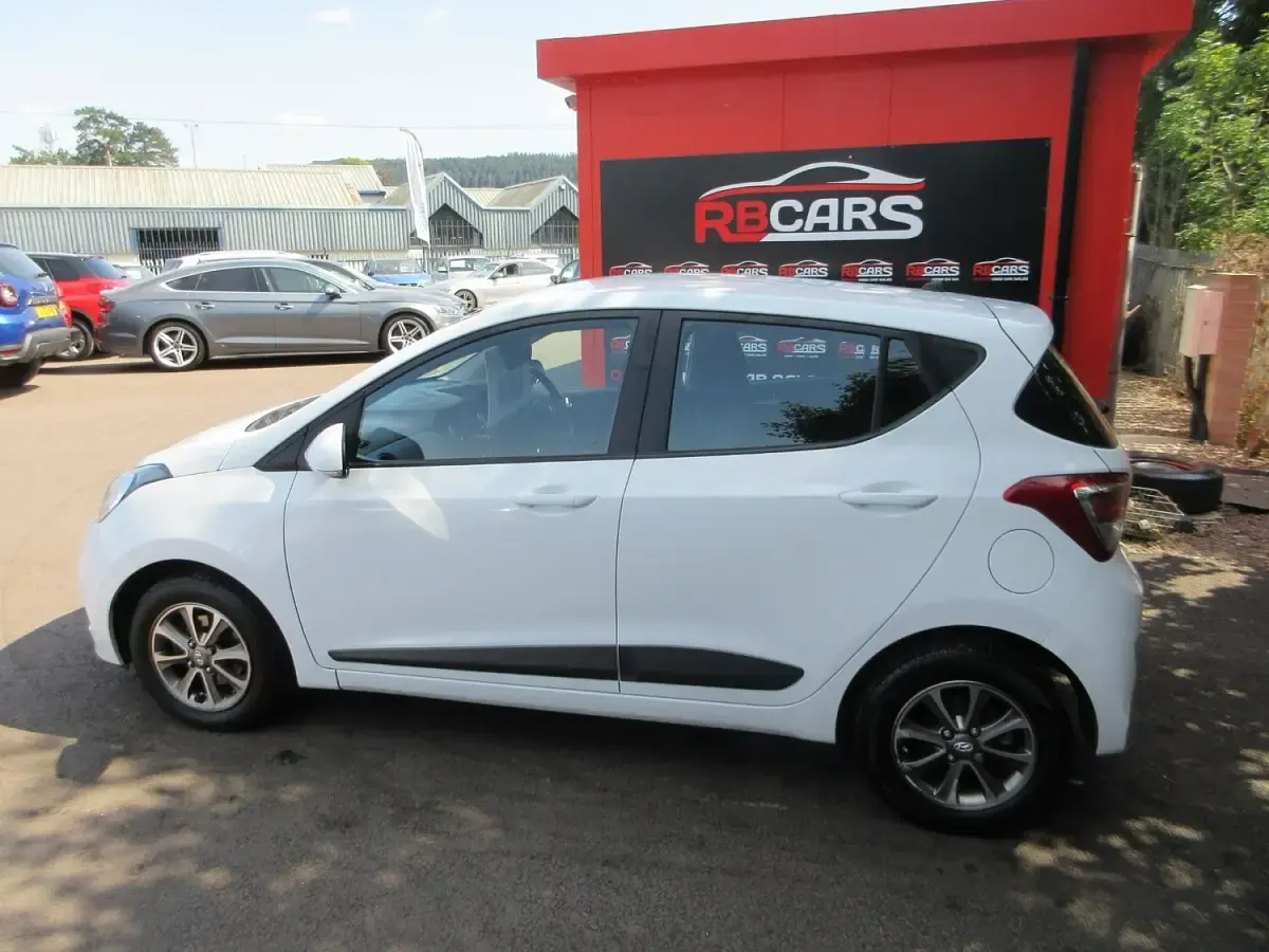 Used Hyundai i10 Premium 87 HP (63 kW) 2015 White Hatchback