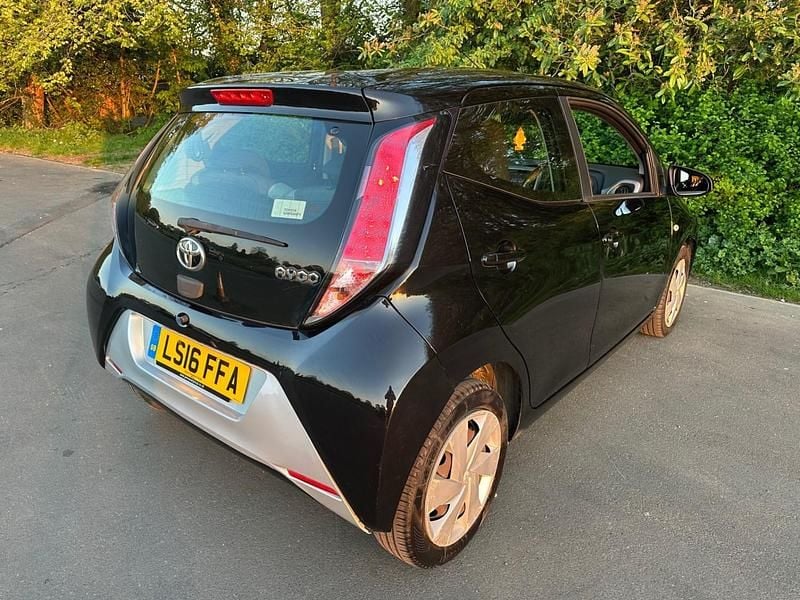 Usado Toyota Aygo X-play 69 HP (50 kW) 2016 Preto Citadino