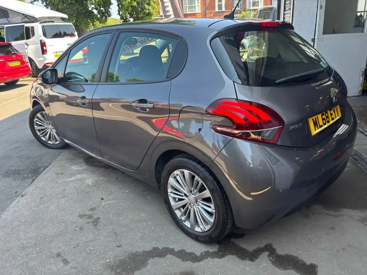 Used Peugeot 208 Signature Sky 2018 Grey Hatchback