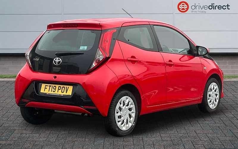 Used Toyota Aygo X-play 72 HP (52 kW) 2019 Red Hatchback
