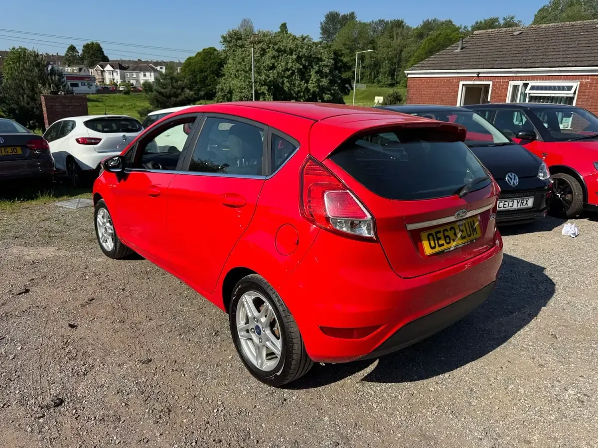 Usado Ford Fiesta Zetec 2013 Vermelho Citadino