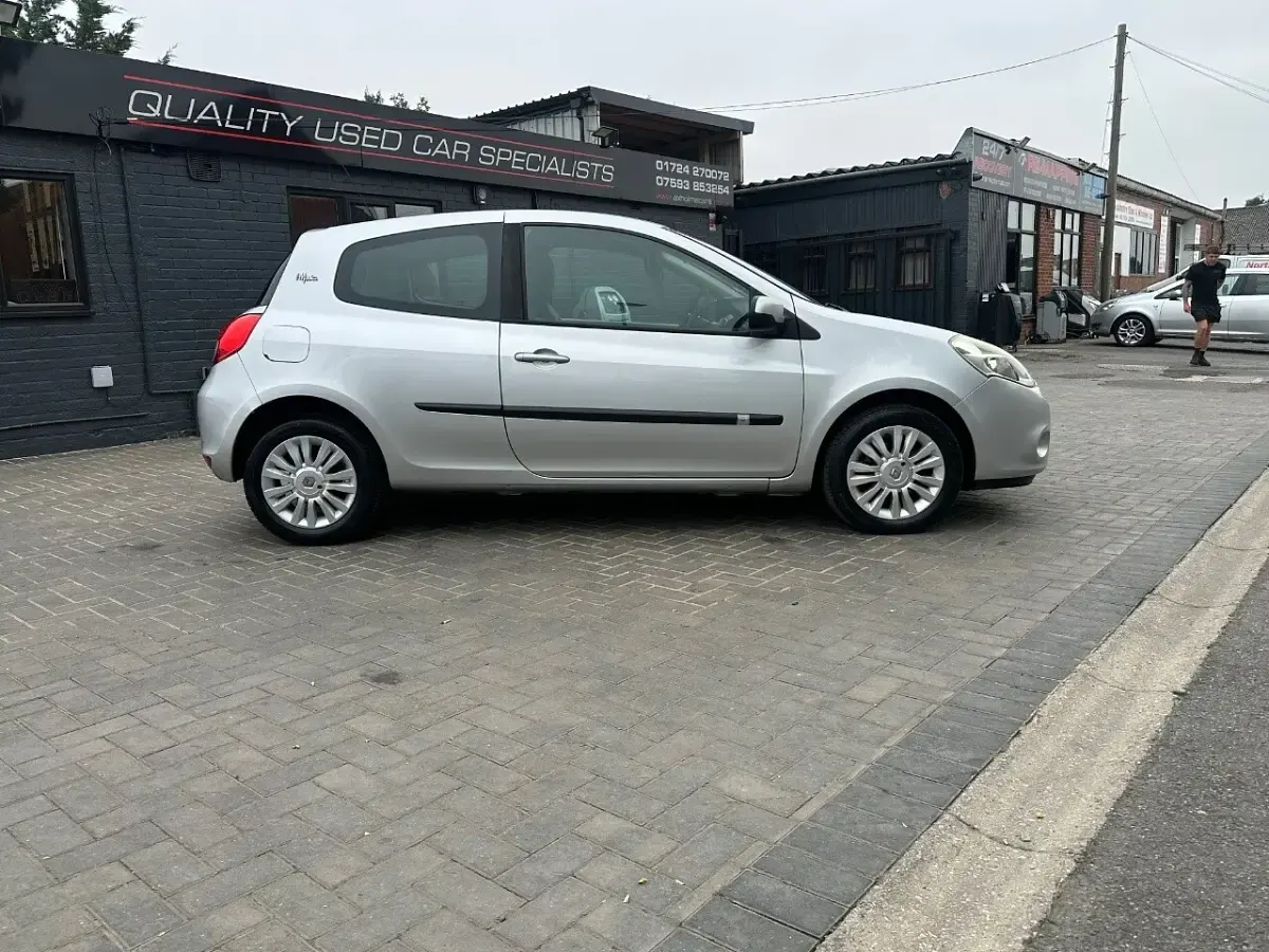 Used Renault Clio 2010 Silver Hatchback