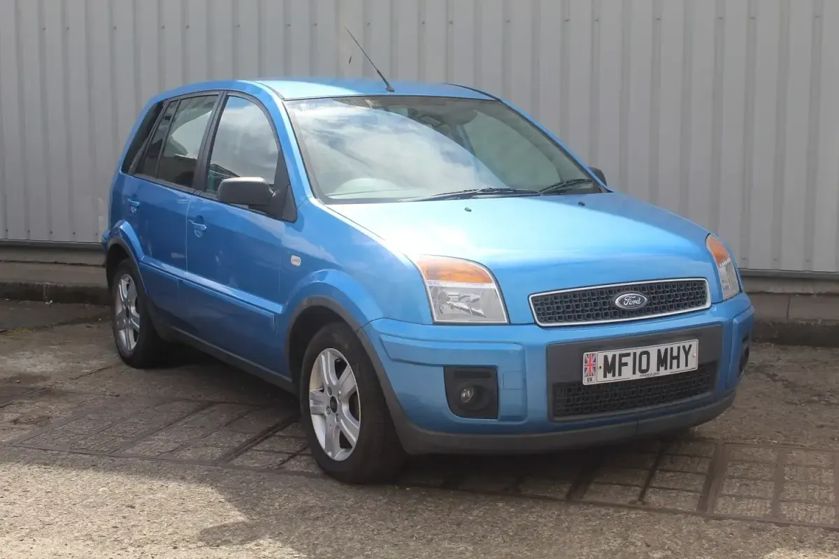Used Ford Fusion Zetec 80 HP (58 kW) 2010 Blue Hatchback