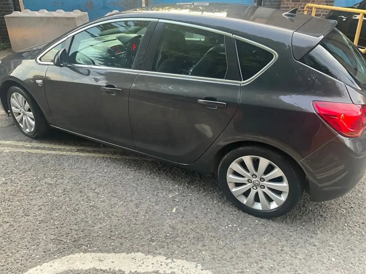 Used Vauxhall Astra Elite 115 HP (84 kW) 2015 Grey Hatchback