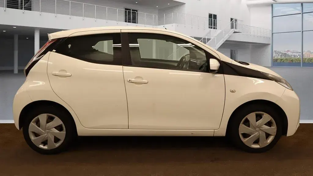 Used Toyota Aygo X-play 69 HP (50 kW) 2015 White Hatchback