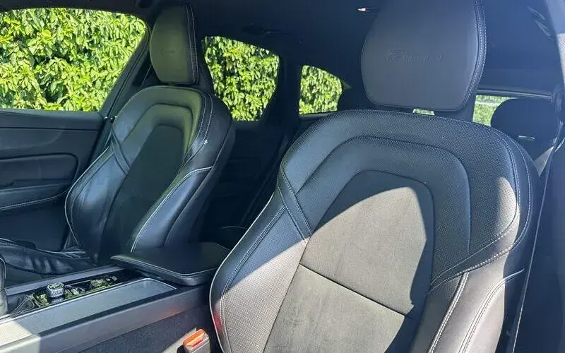 Used Volvo XC60 R-Design 190 HP (139 kW) 2019 Silver SUV