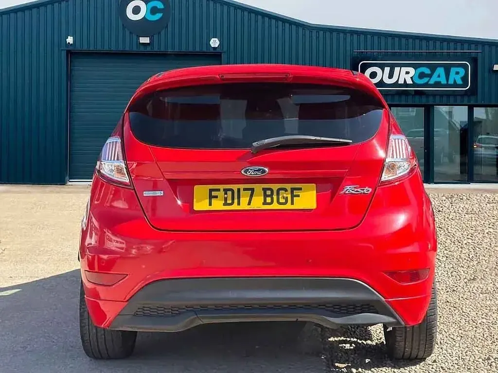 Usado Ford Fiesta ST-Line 140 HP (102 kW) 2017 Vermelho Citadino