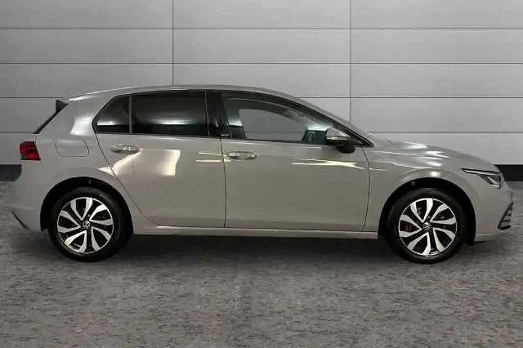 Second-hand VW Golf VIII 130 CP (95 kW) 2022