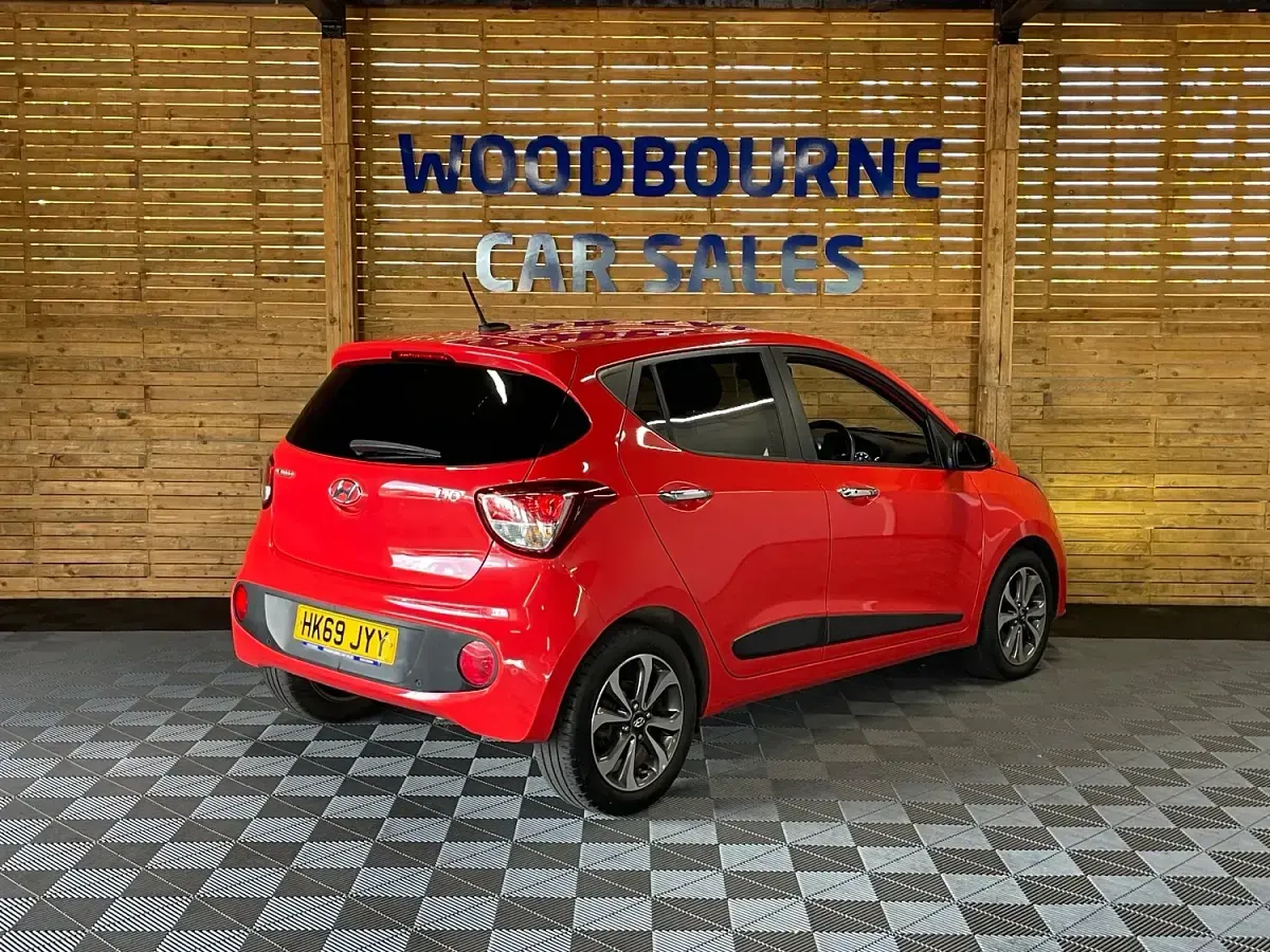 Used Hyundai i10 Premium SE 87 HP (63 kW) 2019 Red Hatchback