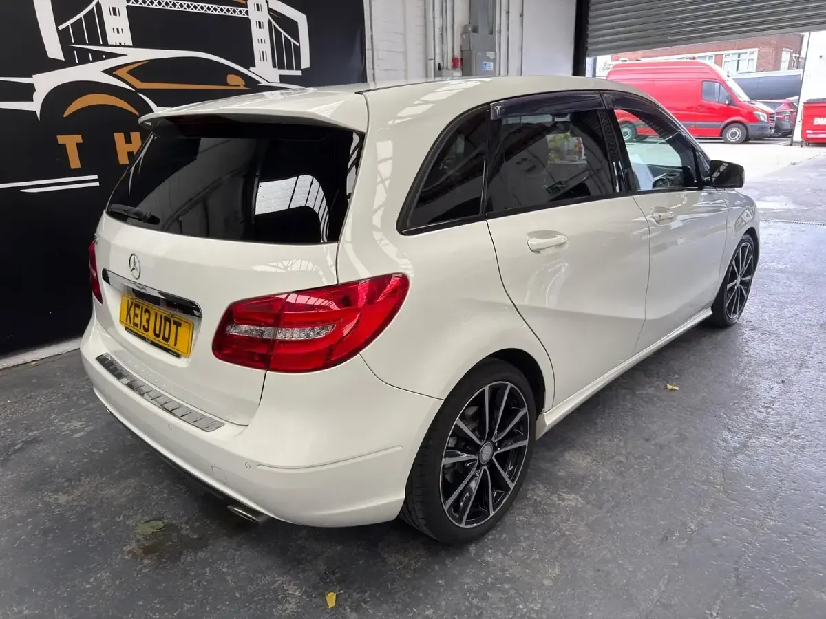 Used Mercedes B180 122 HP (89 kW) 2023 White Hatchback
