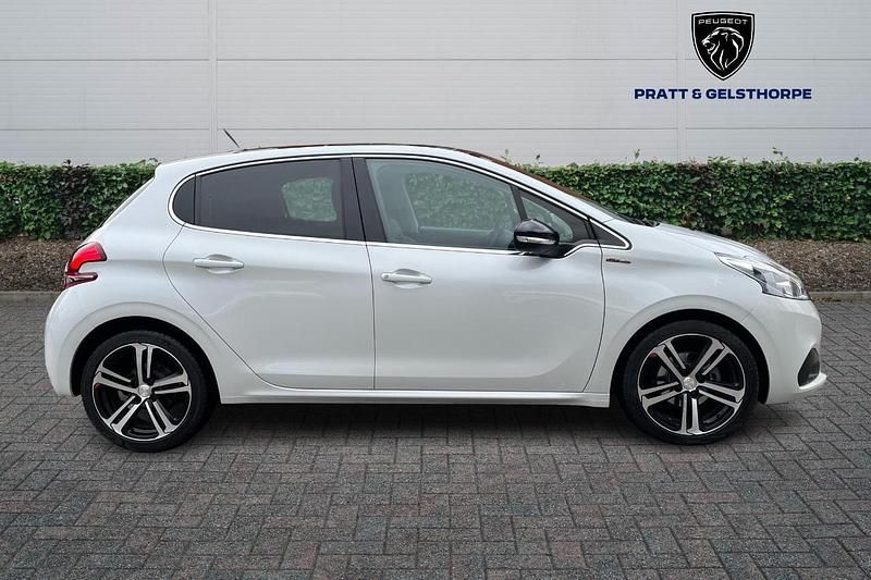 Used Peugeot 208 GT-line 108 HP (79 kW) 2019 White Hatchback