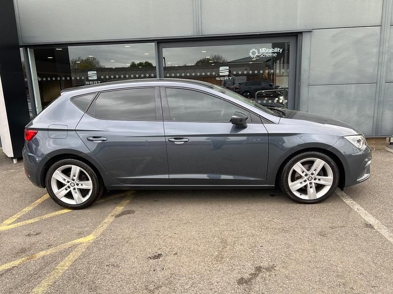 Begagnad Seat Leon FR 150 HK (110 kW) 2020 Grå Halvkombi