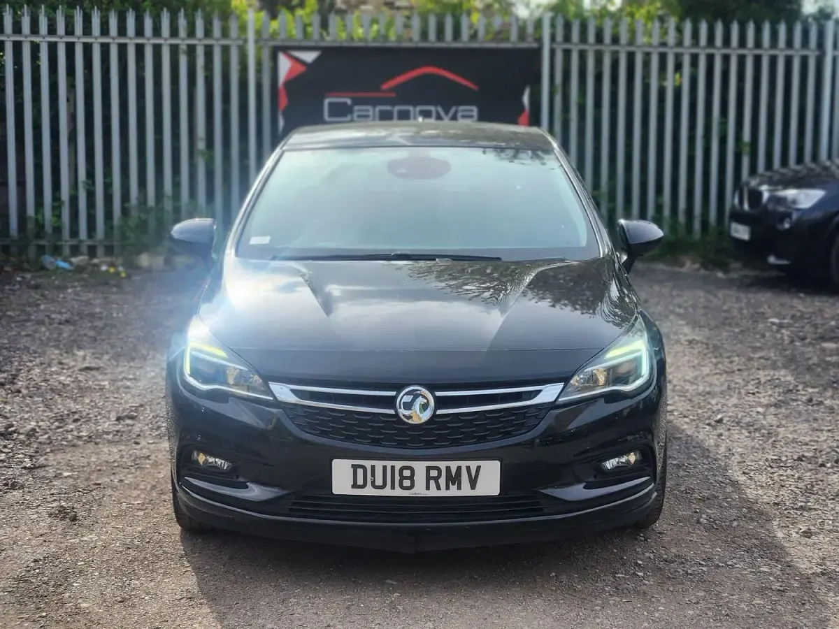 Used Vauxhall Astra SRi 105 HP (77 kW) 2018 Black Hatchback
