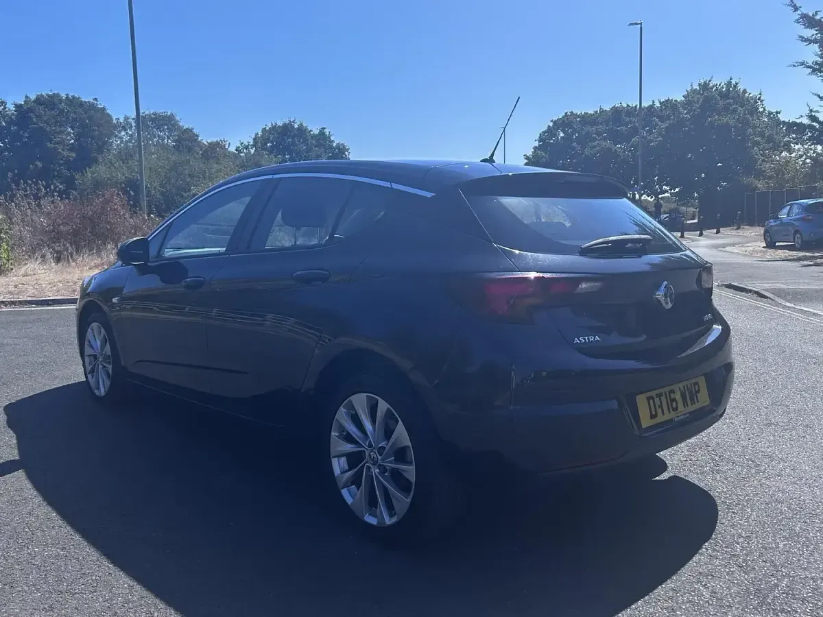 Used Vauxhall Astra Design Edition 125 HP (91 kW) 2016 Black Hatchback