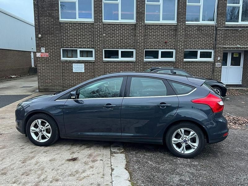 Used Ford Focus Zetec 125 HP (91 kW) 2012 Grey Hatchback