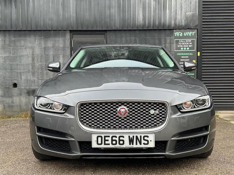Begagnad Jaguar XE Portfolio 180 HK (132 kW) 2017 Grå Sedan