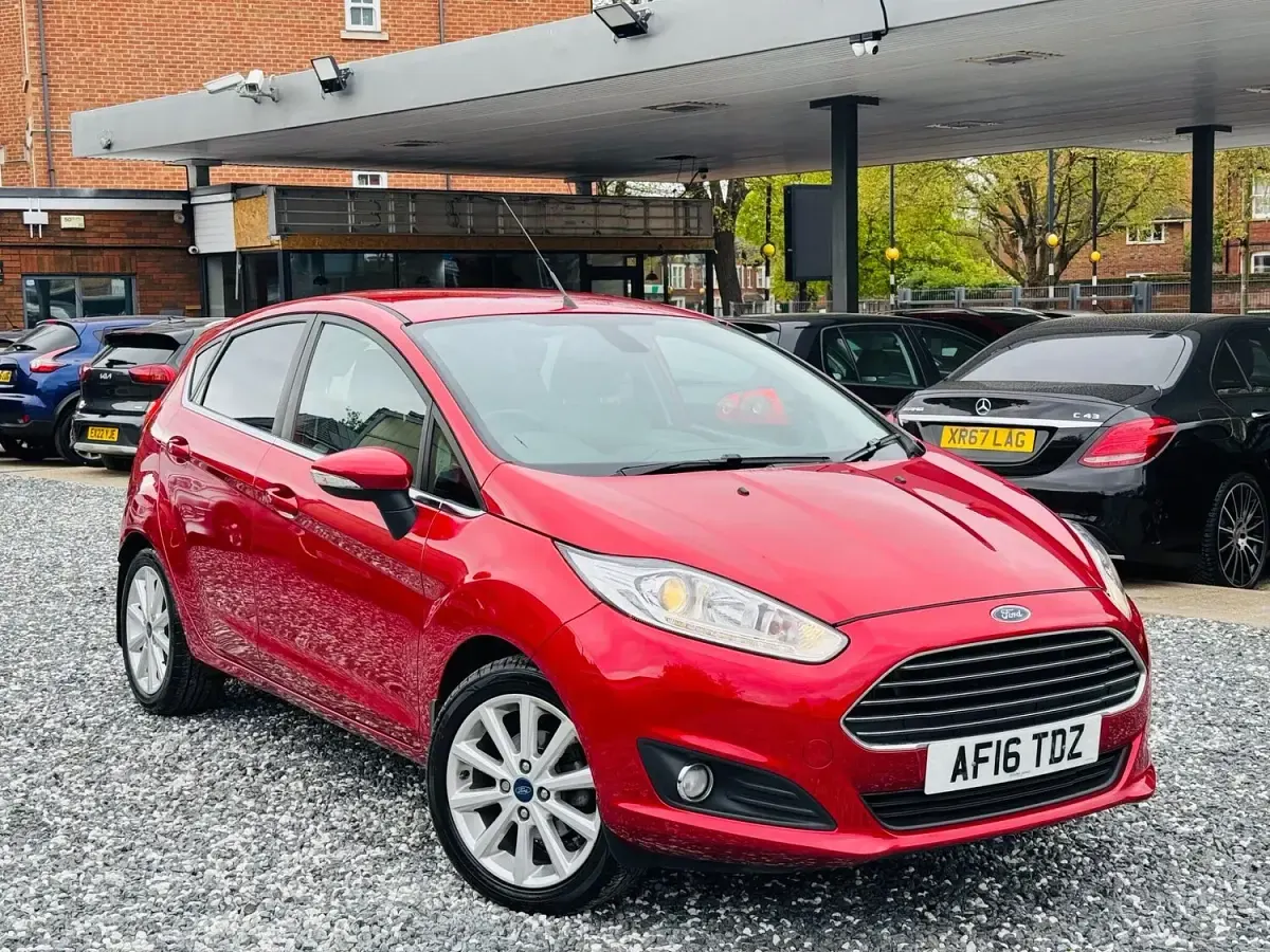 Used Ford Fiesta Titanium 100 HP (73 kW) 2016 Red Hatchback