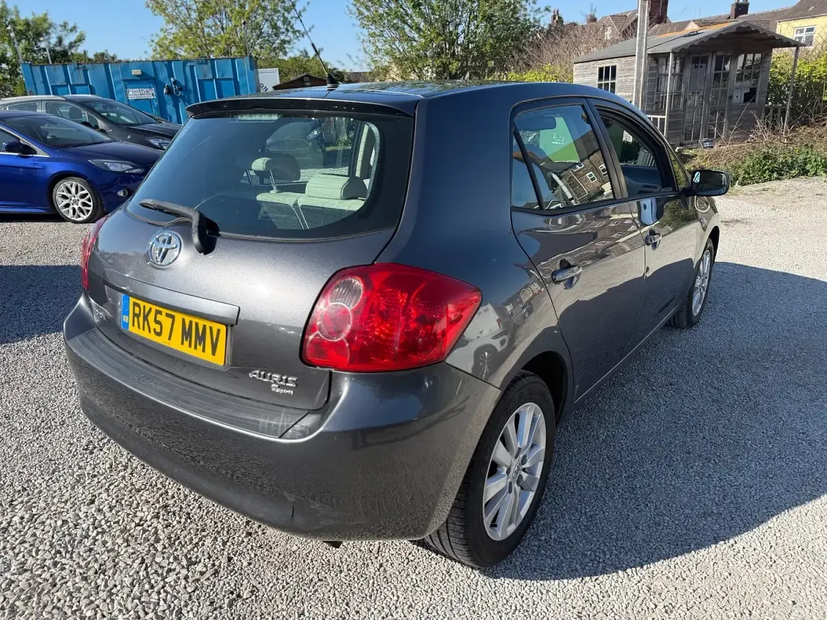 Used Toyota Auris 124 HP (91 kW) 2007 Grey Hatchback