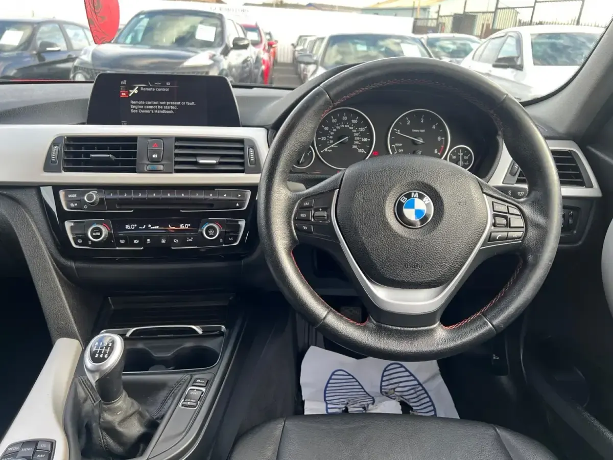 Begagnad BMW 318 Impressive 2016 Röd Kombi