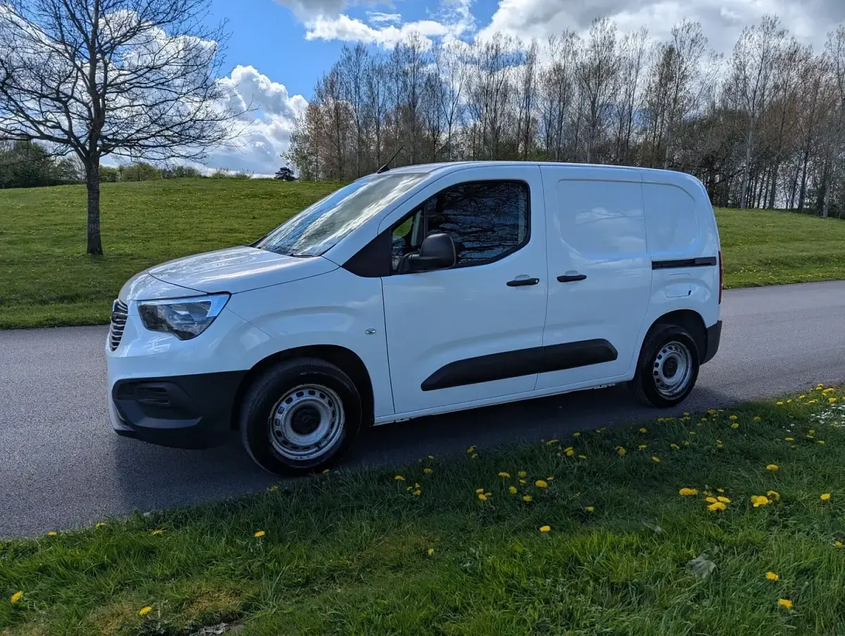 Used Vauxhall Combo 100 HP (73 kW) 2022 White MPV