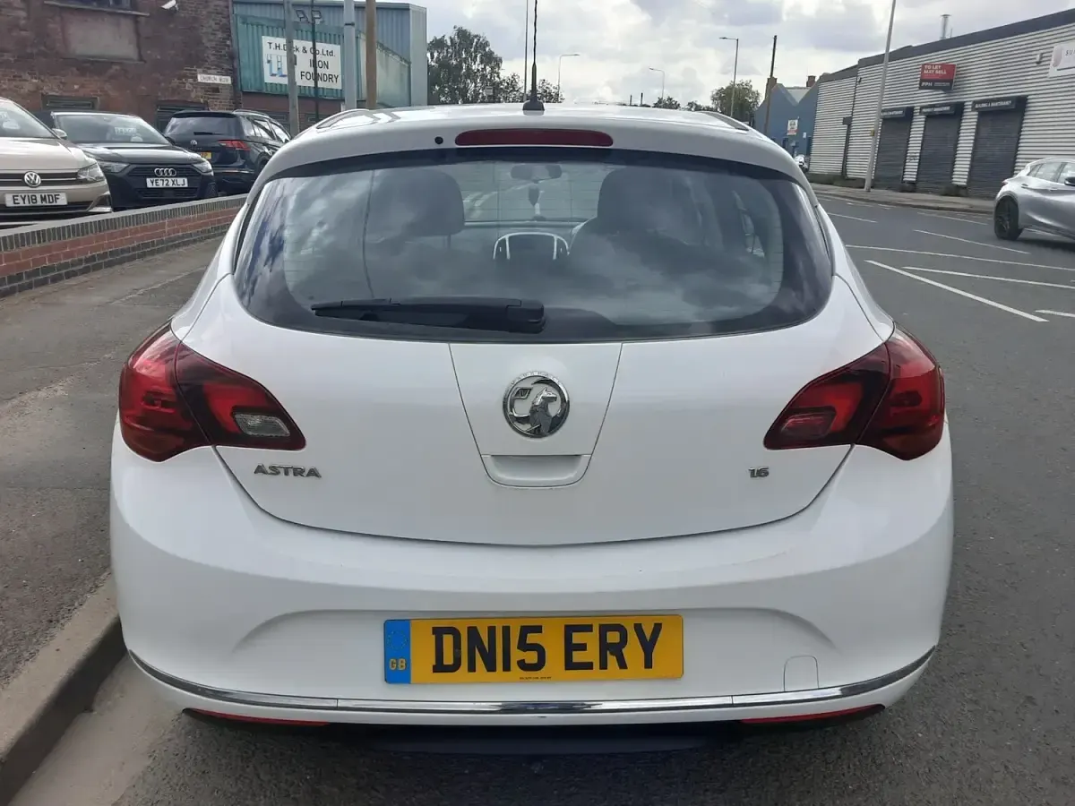 Used Vauxhall Astra SRi 2015 White Hatchback