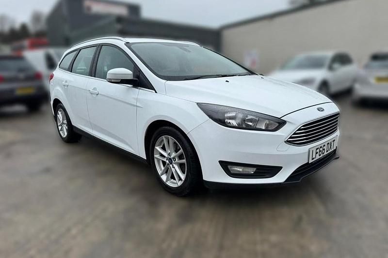 Used Ford Focus Zetec 120 HP (88 kW) 2016 White Estate