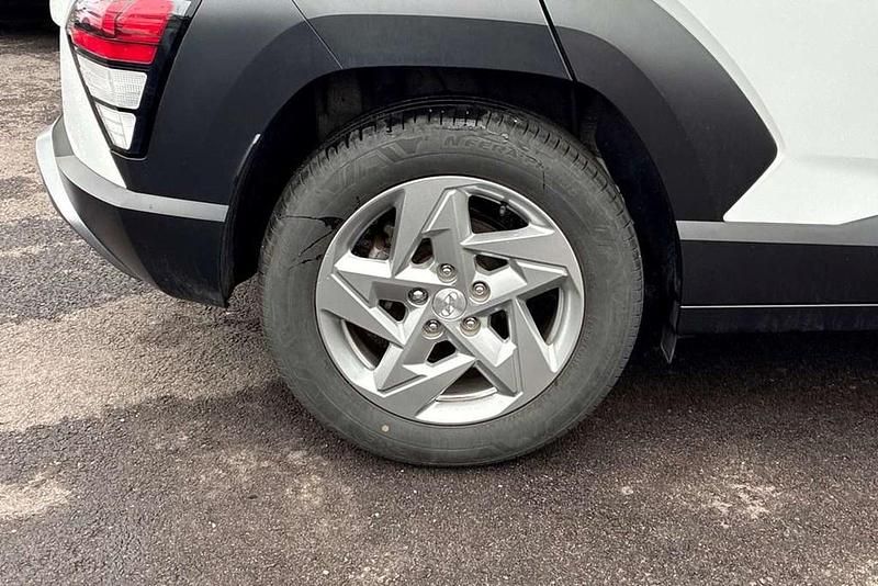 Used Hyundai Kona Advanced 117 HP (86 kW) 2023 White SUV