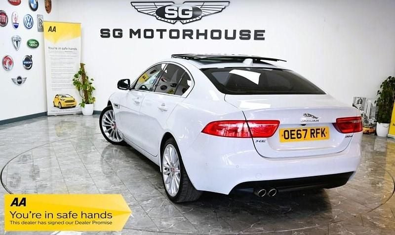 Begagnad Jaguar XE Portfolio 180 HK (132 kW) 2017 Vit Sedan