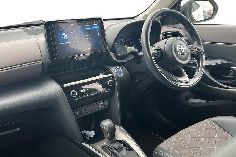 Used Toyota Yaris Hybrid 116 HP (85 kW) 2022 White Estate