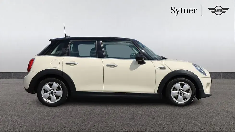 Used Mini Cooper Classic 134 HP (98 kW) 2019 White Hatchback