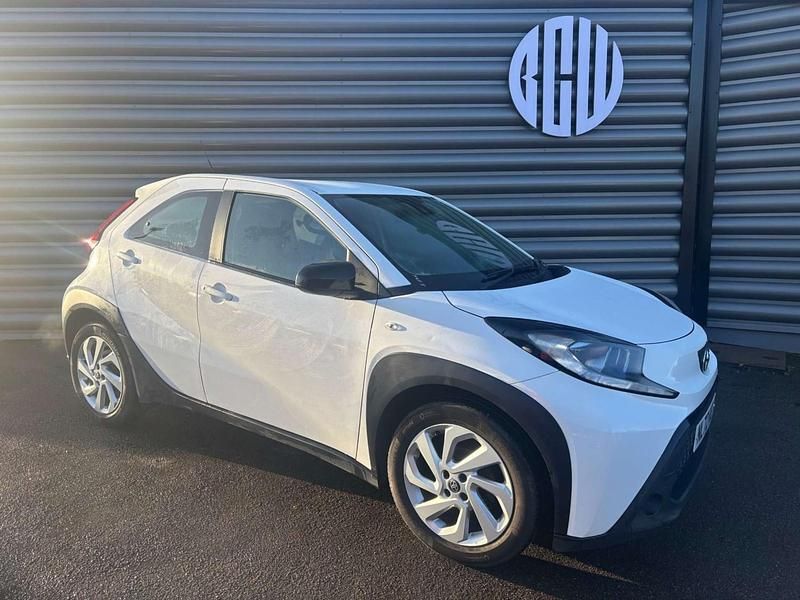 Used Toyota Aygo X X-pure 72 HP (52 kW) 2022 White SUV