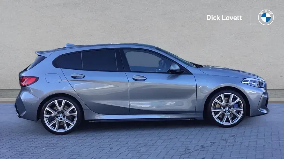 Usado BMW M135 Comfort Edition 302 CV (222 kW) 2024 Gris Utilitario